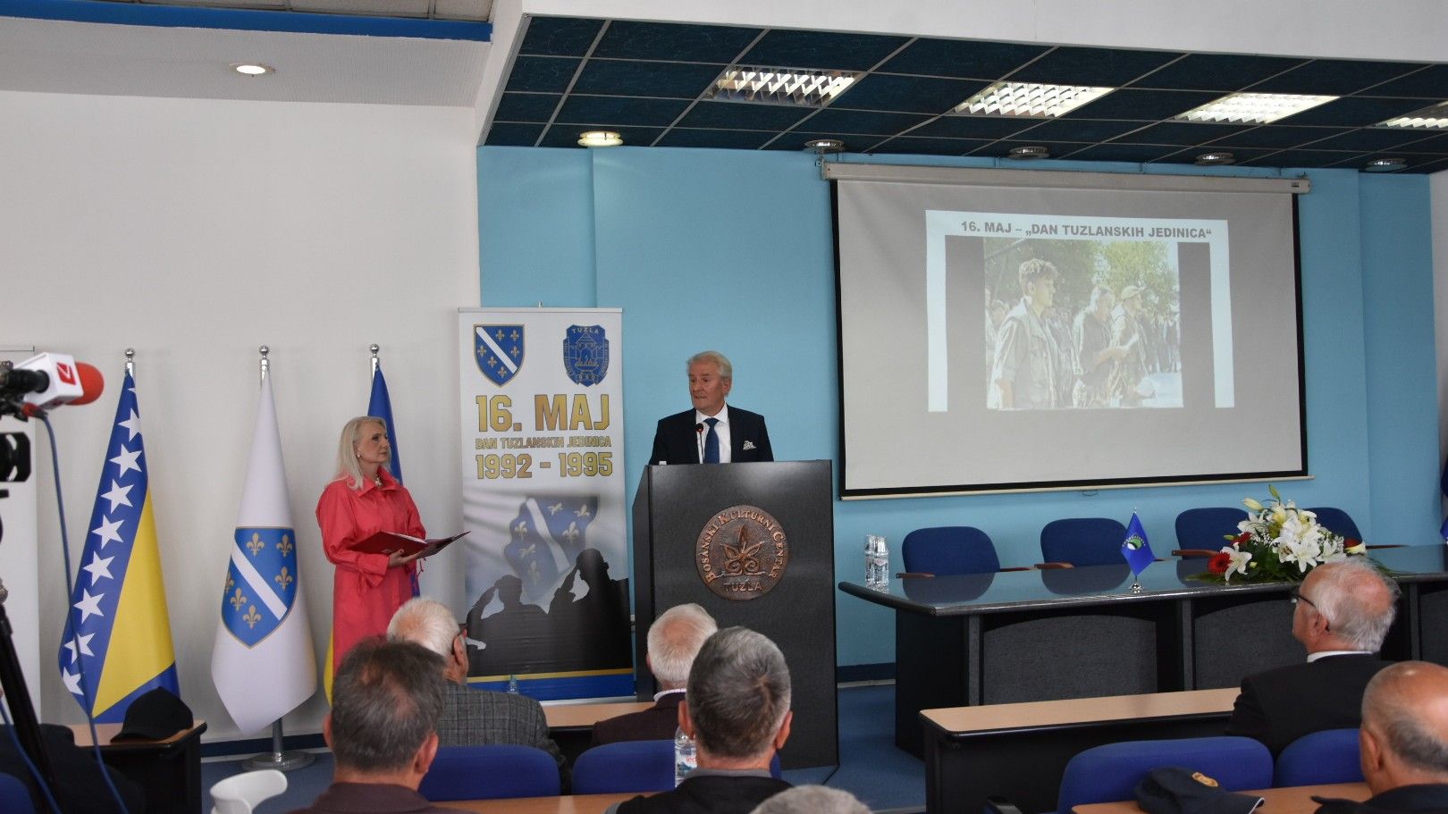 Posebno je istakao da jedinice koje su branile Tuzlu nisu branile samo ovaj grad, već su dale nemjerljiv doprinos u odbrani cijele države Bosne i Hercegovine
