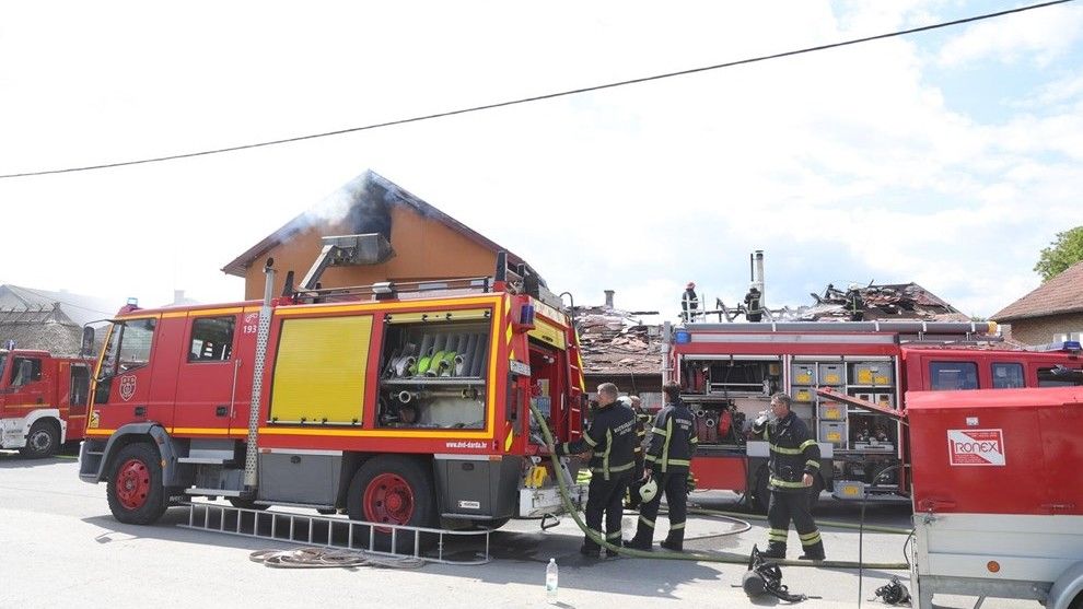 Dojava o požaru zaprimljena je u 12:38 sati, a vatrogasci su odmah upućeni na teren