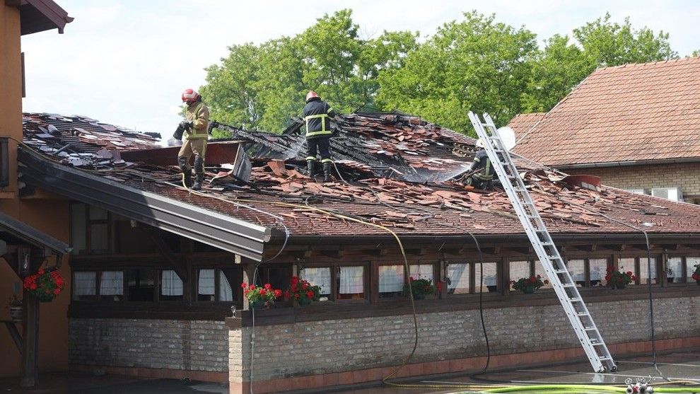 Dojava o požaru zaprimljena je u 12:38 sati, a vatrogasci su odmah upućeni na teren