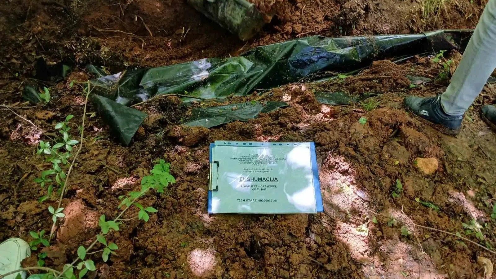 Posmrtne ostatke nedavno su uočili građani koji su vršili iskopavanja na ovom lokalitetu te su odmah pozvali policiju i Institut za nestale osobe te ih obavijestili o slučaju.