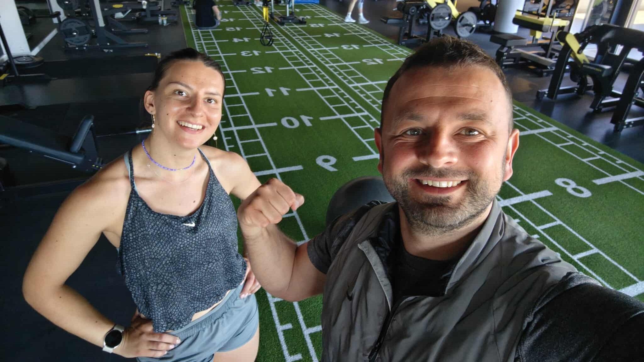 Krajem maja, Muzaferija s nižih nadmorskih visina putuje u Francusku na prve skijaške pripreme u ski centru Les Deux Alpes. 