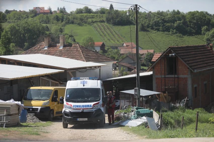 On je ušao u septičku jamu bez zaštitne maske gdje mu je zbog jačine amonijaka pozlilo