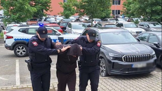 Pri dolasku u stanicu policajcima je rekao da je ”ubio čovjeka” i da se puška nalazi u automobilu Peugeot 407, kojim se dovezao pred stanicu