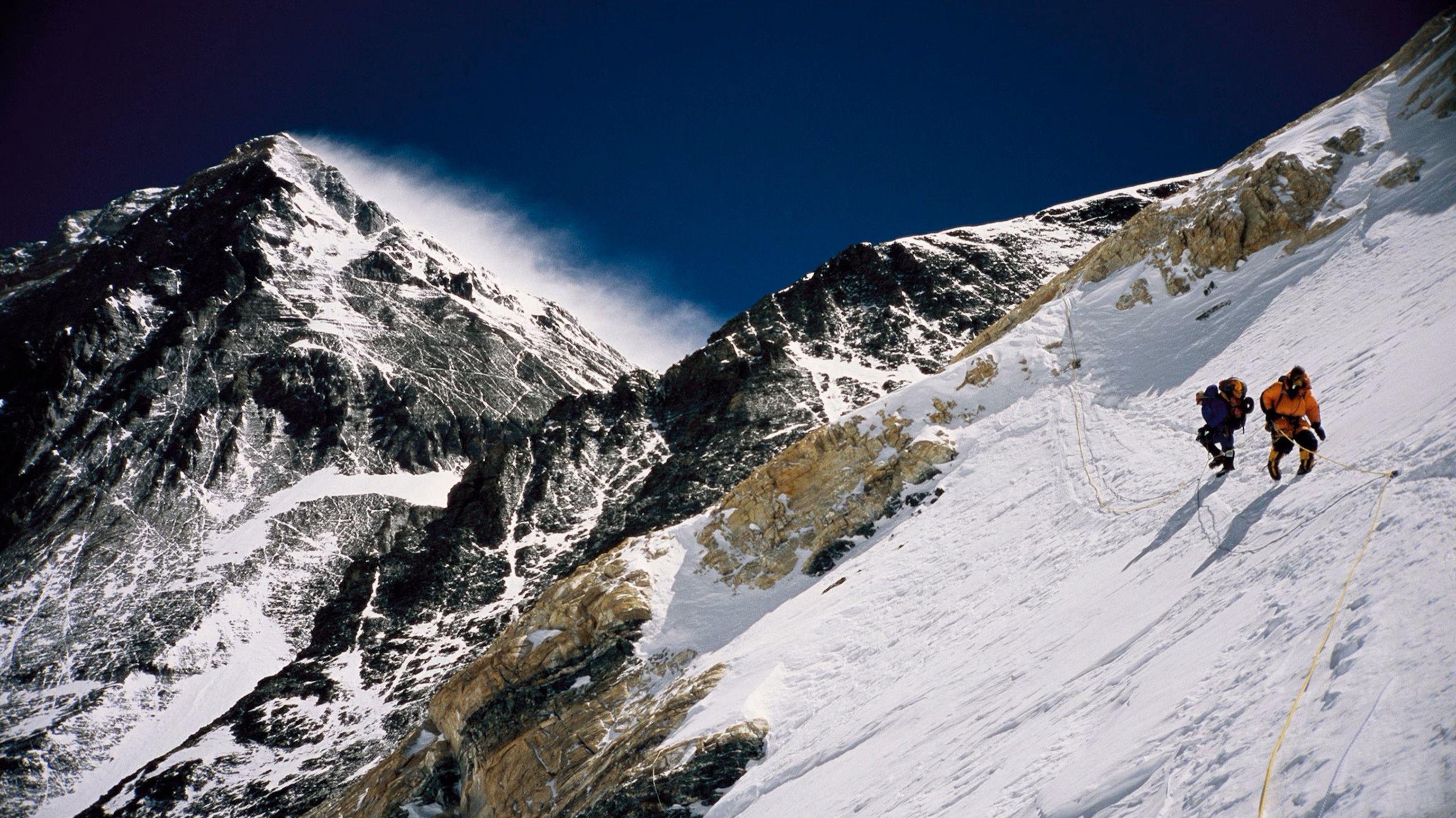 Najmanje 12 njih je izgubilo život, a još pet je nestalo na obroncima Everesta 2023. godine