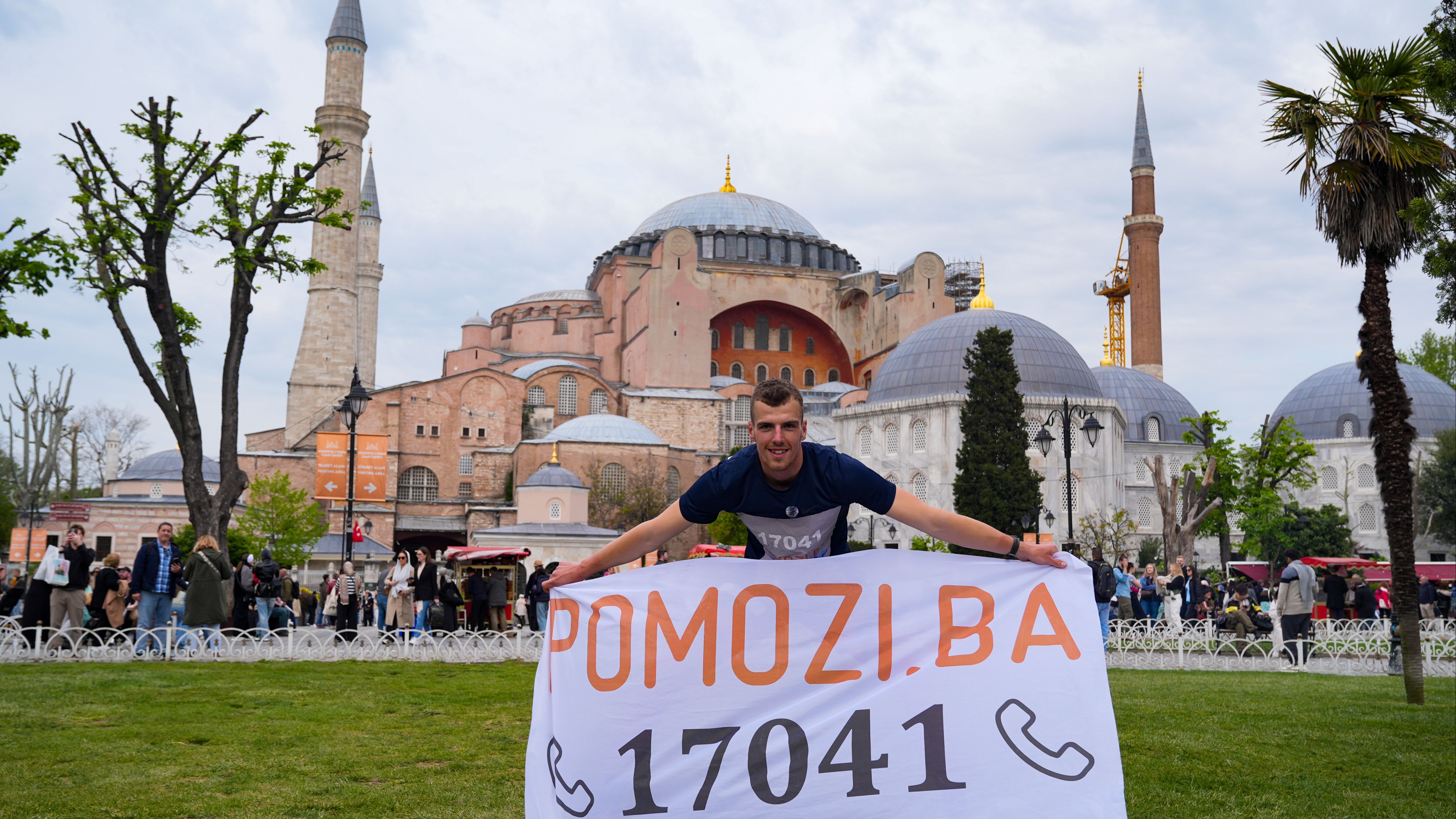 Za liječenje Anelije Smajić potrebna su 4.000 eura mjesečno. Do sada smo prikupili skoro 15.000 eura, rekao je Suljović