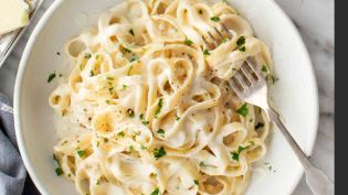 Nakon što su Amerikanci počeli da otkrivaju italijansku gastronomiju, a filmske zvezde probale specijalitet šefa Alfreda, fetućine su sve više dobijale na popularnosti.