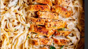 Nakon što su Amerikanci počeli da otkrivaju italijansku gastronomiju, a filmske zvezde probale specijalitet šefa Alfreda, fetućine su sve više dobijale na popularnosti.