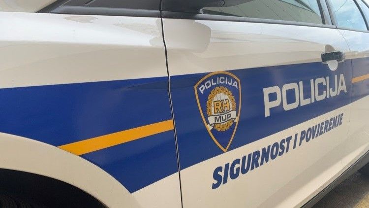 Nesreću je skrivio pijani mladić koji je prešao na suprotnu stranu ceste i zabio se u automobil