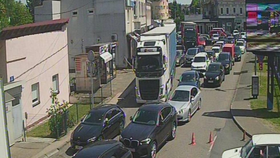 Višesatna čekanja u kolonama zabilježena su na više graničnih prijelaza prema Hrvatskoj i na Šepku na granici sa Srbijom