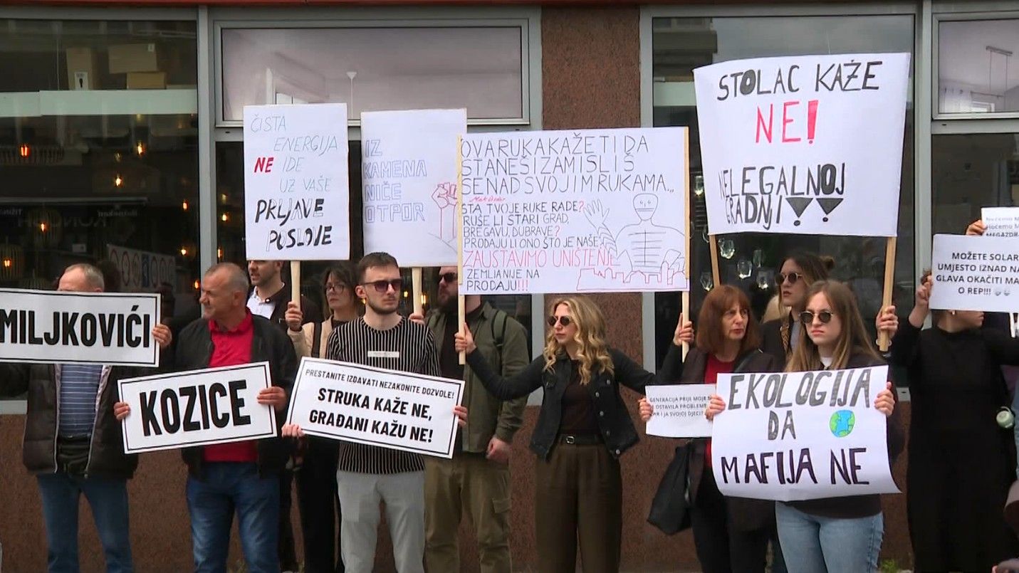 Okupljeni traže da se poštuje zakon o zabrani raspolaganja državnom imovinom i da konačno javne institucije, Pravobranilašto i Tužilaštvo BiH djeluju u skladu sa zakonom