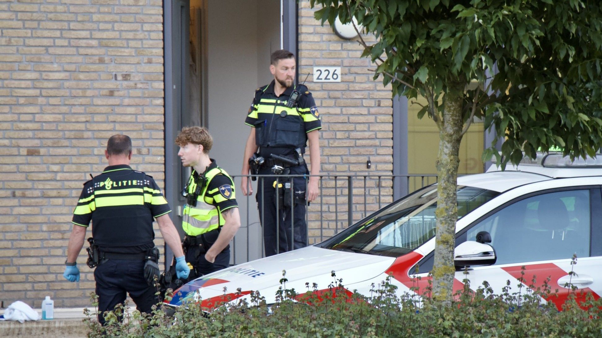 Jedan policajac prevezen je u bolnicu, a na policijskom vozilu vidjela se krv. 