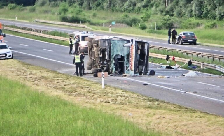 Obavljenim uviđajem teške saobraćajne nesreće koja se dogodila na autoputu u Hrvatskoj policija nije utvrdila da je na putu bila srna.