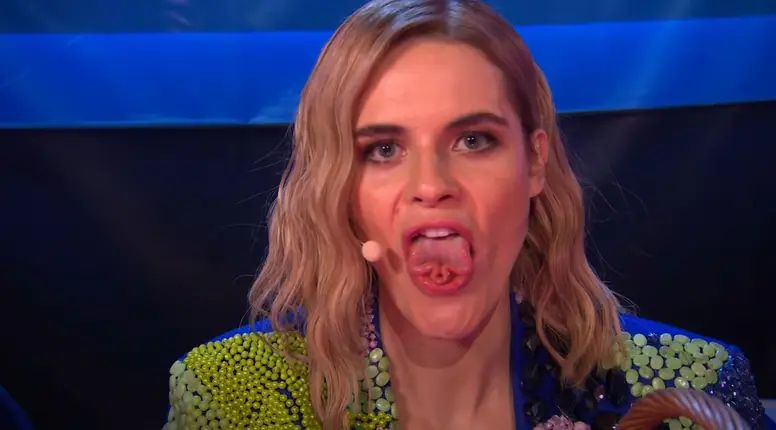 Ona je išla od izvođača do izvođača, ispitivala kako se osjećaju uoči čitanja rezultata