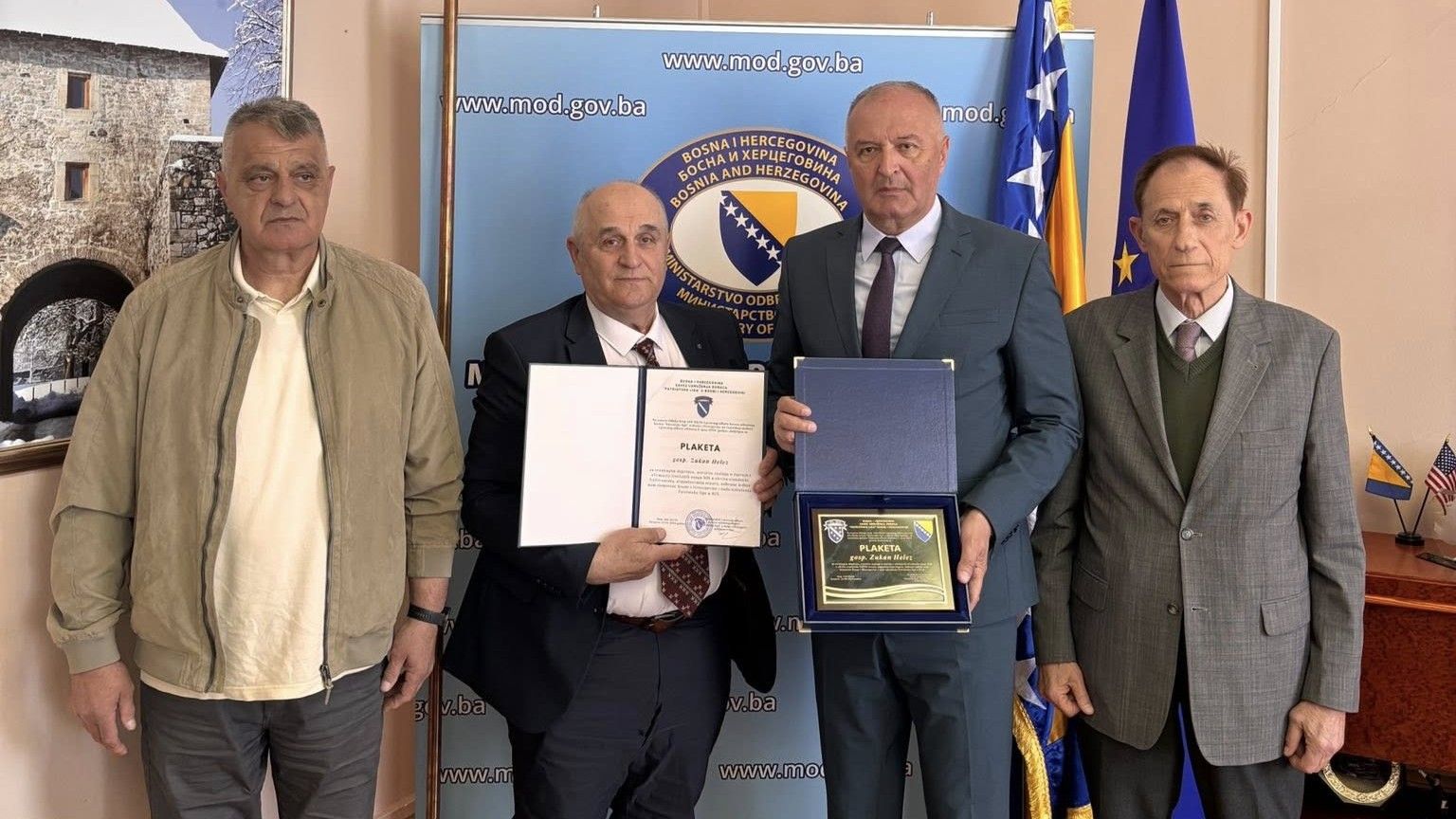 Pripadnici Patriotske lige u BiH zaslužuju posebno priznanje za odbranu naše domovine sa početka agresije na našu zemlju, kazao je Helez