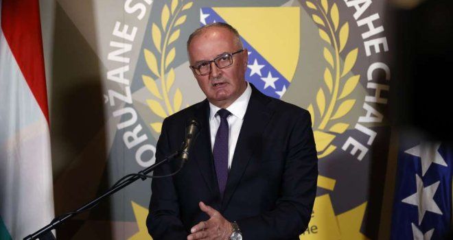 Višković prkosi zabrani: Doći ću u kasarnu 12. maja, Helez baca lažne bombe