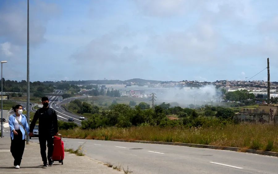 Zbog incidenta su zatvoreni putevi i željezničke stanice u pogođenom području, kako bi se spriječilo kretanje ljudi.
