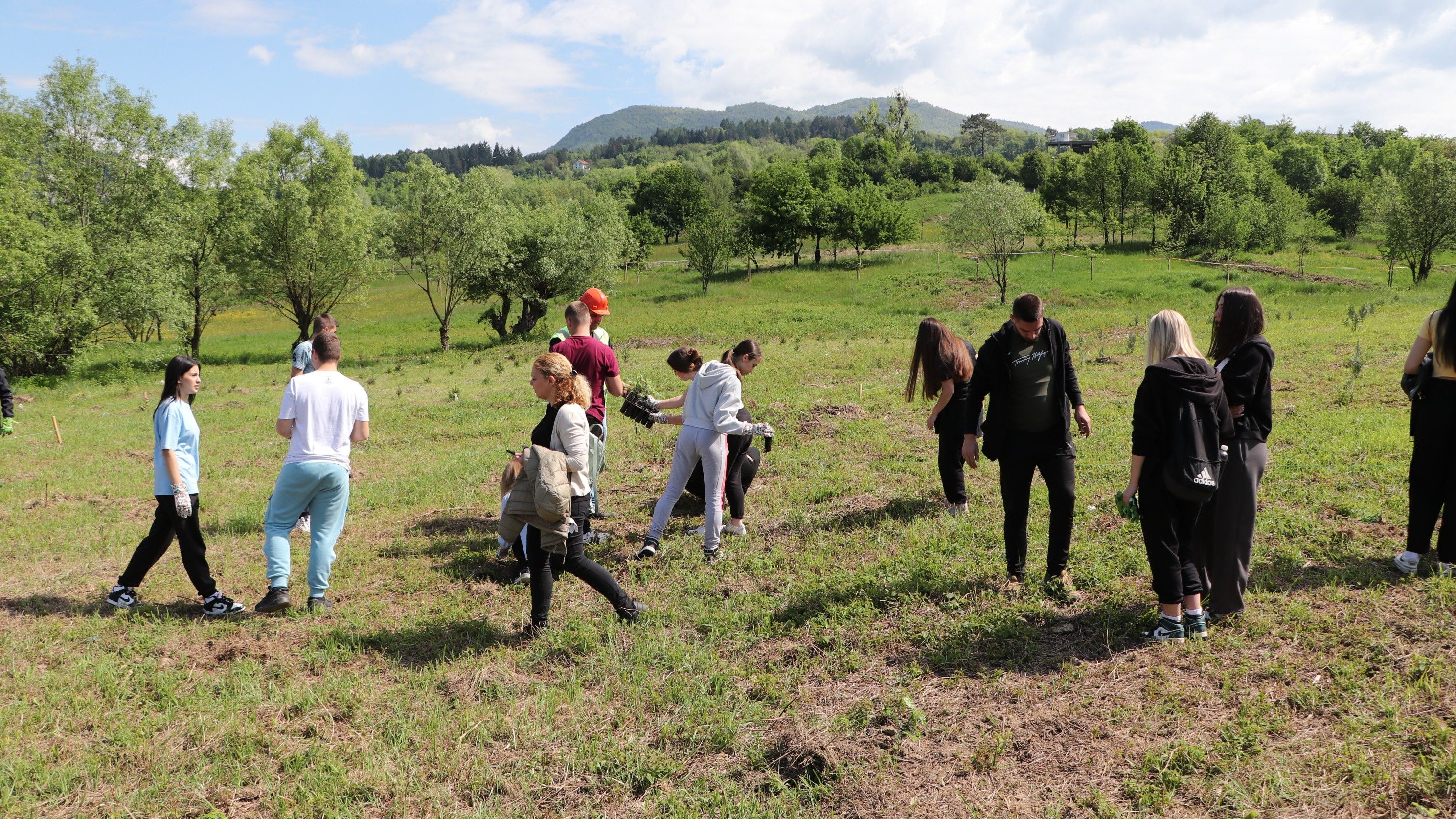 U ime majki Srebrenice sadnji Memorijalne šume prisustvovala je Kada Hotić                                                                                        