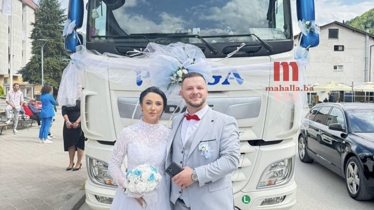 Mještani su puni radoznalih pogleda ispratili svadbenu kolonu