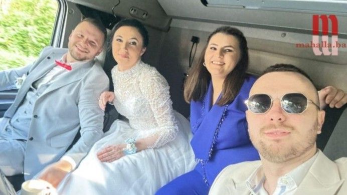 Mještani su puni radoznalih pogleda ispratili svadbenu kolonu