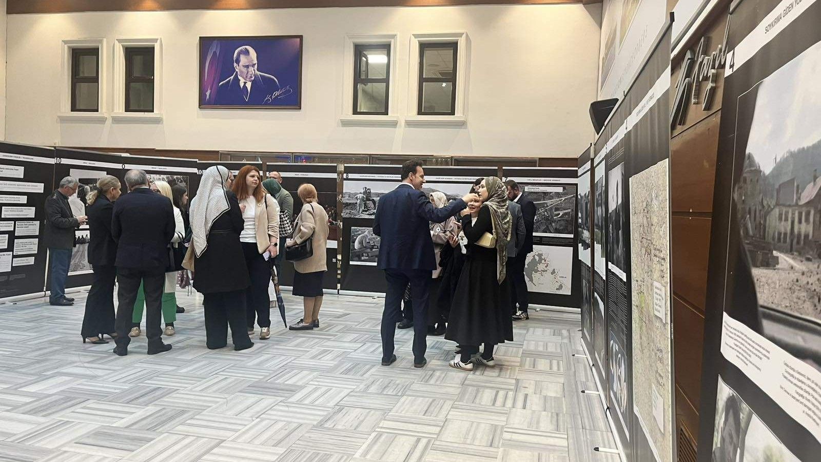 'Svijet pamti Srebrenicu': U Istanbulu tribina i izložba o genocidu 