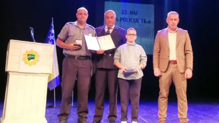 Medalje su uručili direktor Uprave policije MUP-a TK Dževad Korman i ministar unutrašnjih poslova Nedžad Bristrić