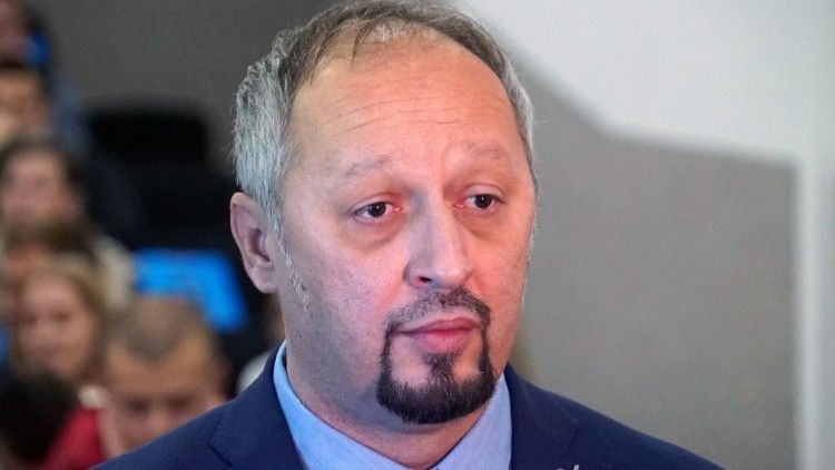 Profesor Ahić je vrlo ošto ocijenio i ponašanje ministra odbrane Srbije Glišića koji je sjeo za vrijeme intoniranja himne Bosne i Hercegovine: