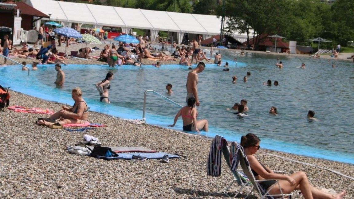 Sunčani dan je bio dovoljan razlog da brojni Tuzlaci osvježenje potraže na omiljenom gradskom kupalištu