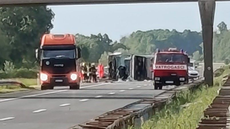 Saobraćaj je prekinut na autocesti A3 Bregana-Lipovac između čvorova Popovača i Križ u oba smjera, javlja HAK