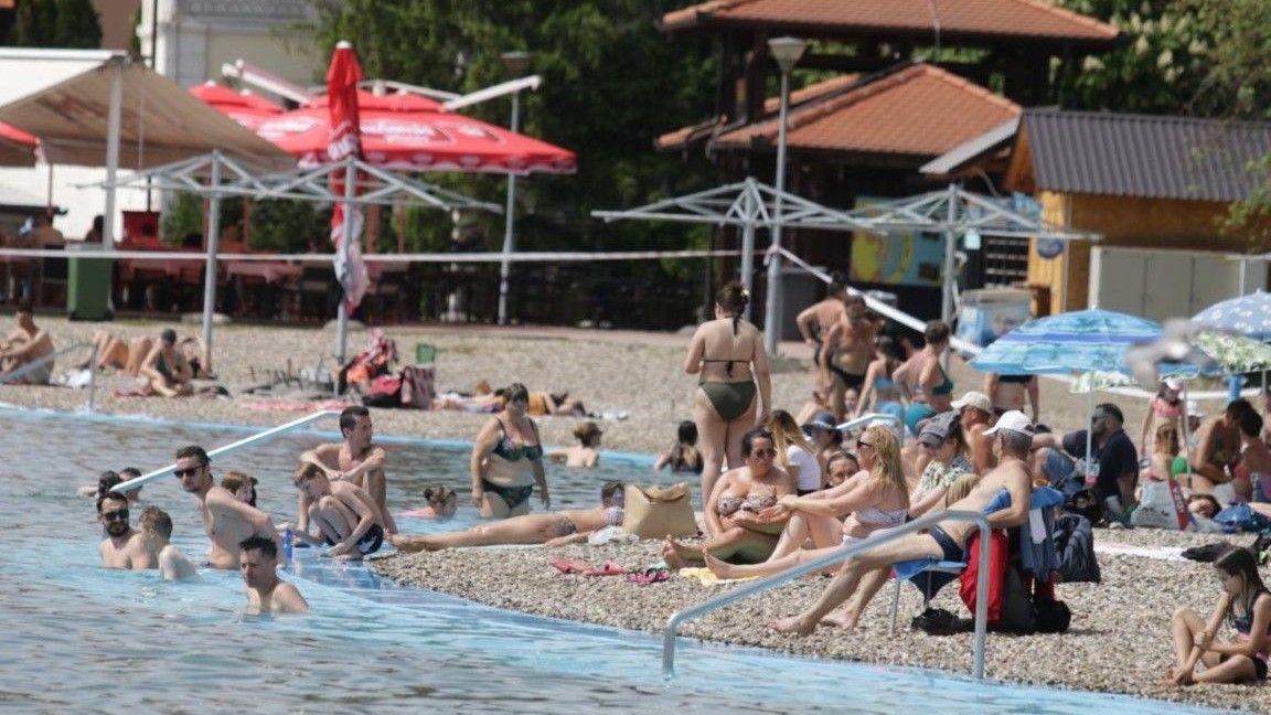 Mnogi danas uživaju na Panonici: Tuzlaci otvorili sezonu i prije zvaničnog početka