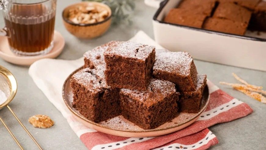 Kakao šnite su bogat, mirisan kolač koji spaja nježnu aromu narandže, ruma i oraha u savršenom zalogaju – idealan za sve prilike, od porodičnih druženja do svečanih trenutaka.