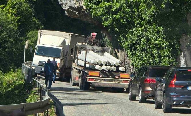 Totalni kolaps: Sudar dva kamiona u kanjonu, saobraćaj obustavljen