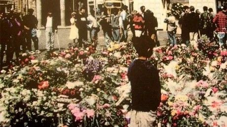 1803. - Rođen američki pisac i filozof Ralf Valdo Emerson, osnivač "Kluba transcendentalista".                                                           