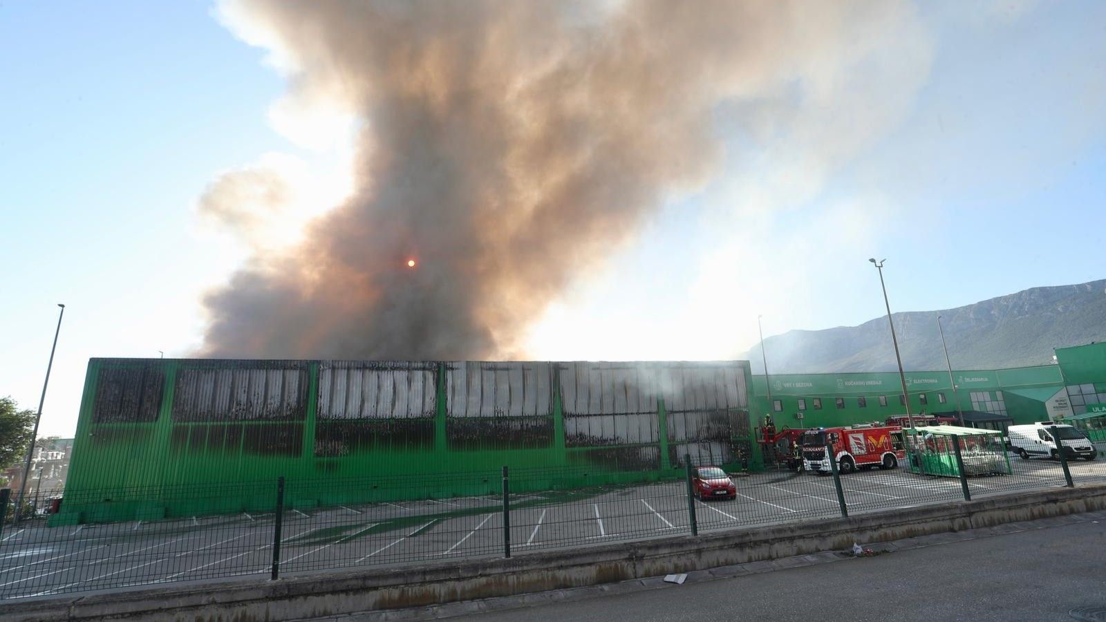 Požar u Kaštel Sućurcu pod kontrolom: Dio vatrogasaca ostaje dežurati