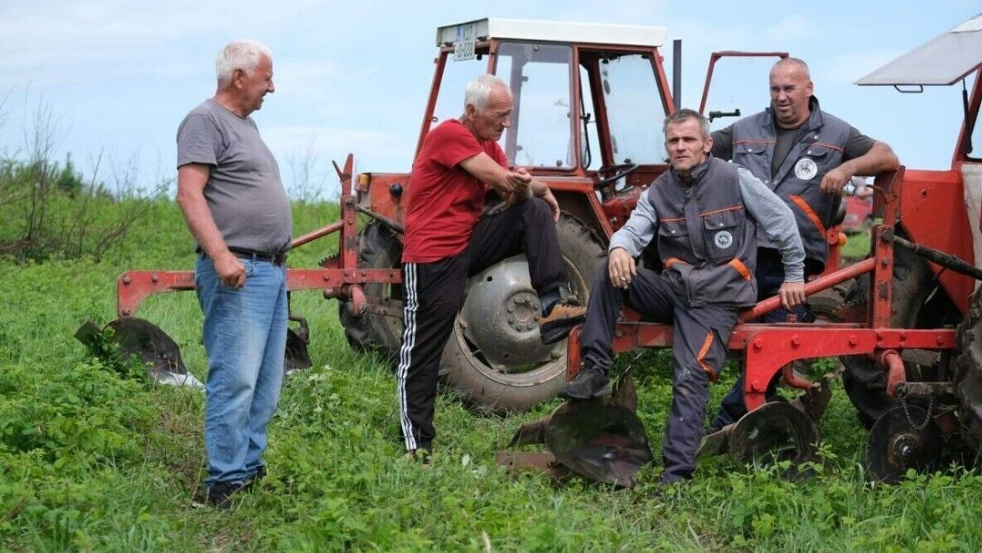 Komšije pokazale šta znači zajedništvo: Čuli da Samir ore njivu, pa došli s 15 traktora