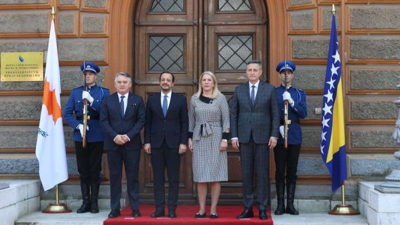 Kiparski predsjednik dočekan uz vojne počasti ispred zgrade Predsjedništva BiH