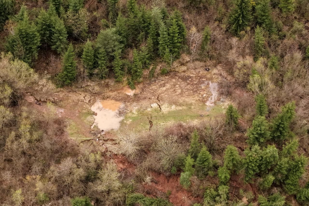 Strah javnosti od klizišta porastao je nakon što se u oktobru prošle godine urušio kamenolom u selu Donja Jablanica tokom poplave, usmrtivši 19 ljudi i zatrpavši kuće 