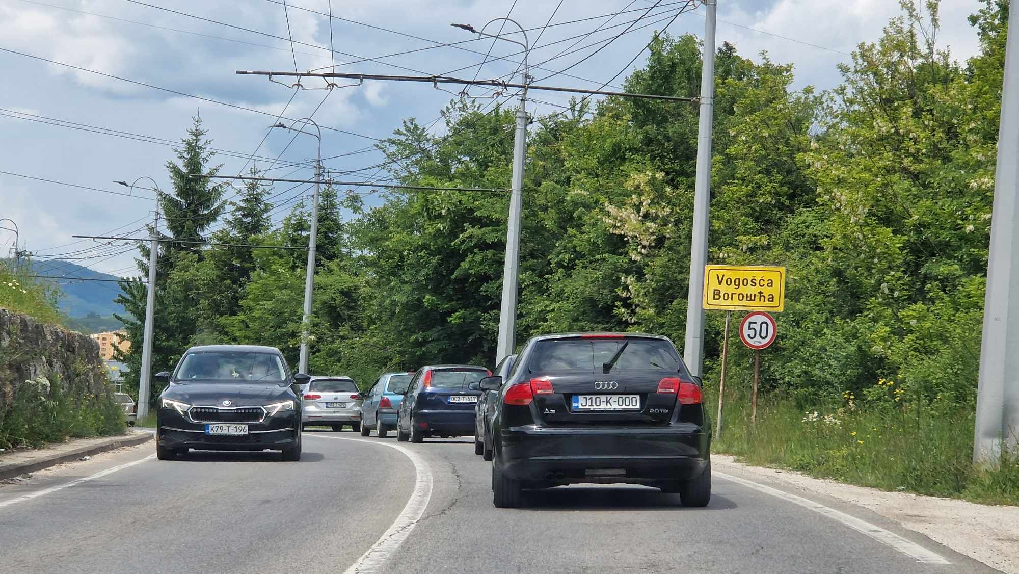 Međutim, dok kamere snimaju osmijehe, stvarnost govori potpuno drugačiju priču. Stanovnici Vogošće i redovni putnici na ovoj dionici nisu impresionirani