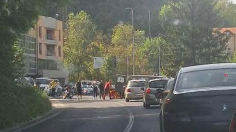 Na licu mjesta intervenisala je ekipa Hitne pomoći koja je pružila neophodnu pomoć povrijeđenom