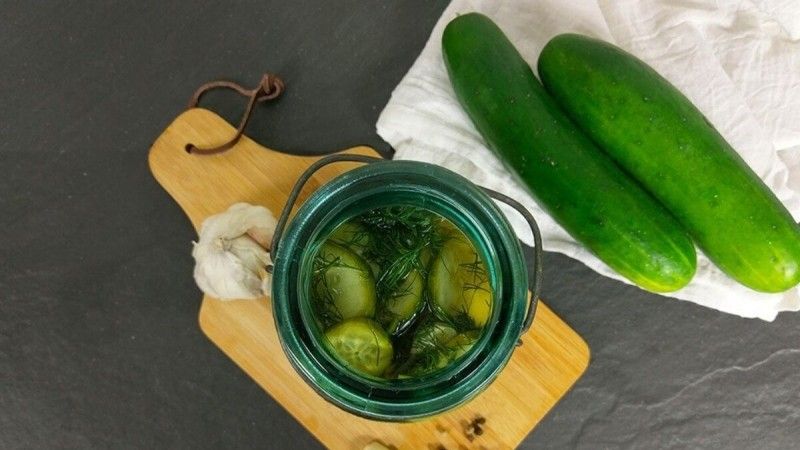 So će izvući višak vlage koju krastavac ima i tako neće u jelo unositi tečnost ako, recimo, pravite caciki ili grčku salatu