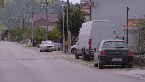 Da bi ušli u svoju kuću, dio stanovnika mora svakodnevno da prelazi granicu, ali i da prijavljuje robu koju unose u sopstveno dvorište, jer im inače prijeti kazna.