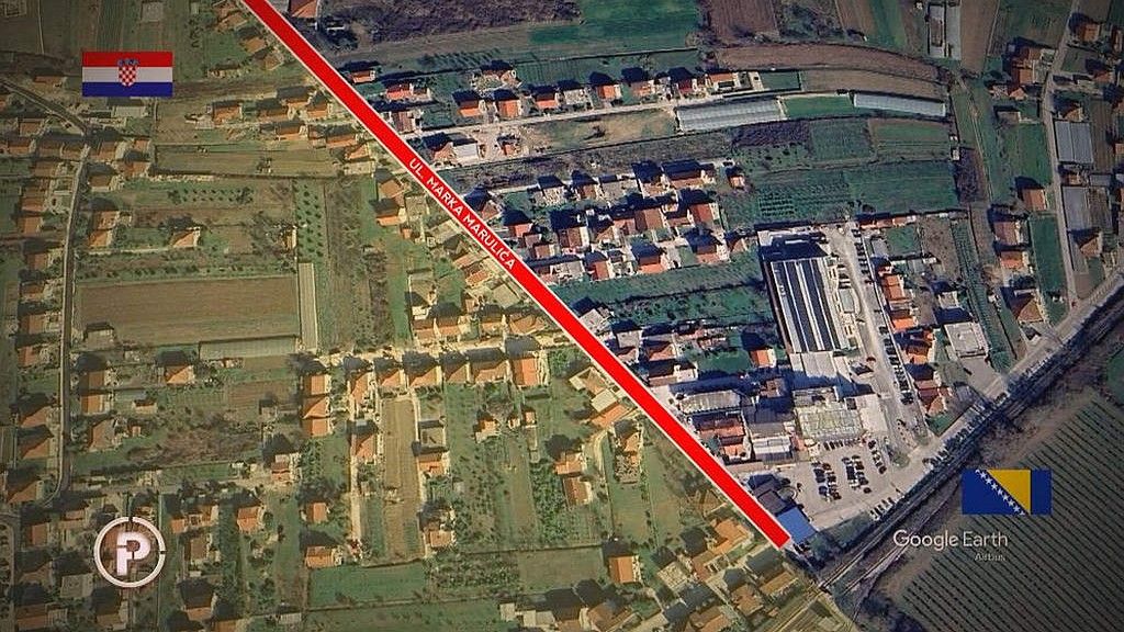 Da bi ušli u svoju kuću, dio stanovnika mora svakodnevno da prelazi granicu, ali i da prijavljuje robu koju unose u sopstveno dvorište, jer im inače prijeti kazna.