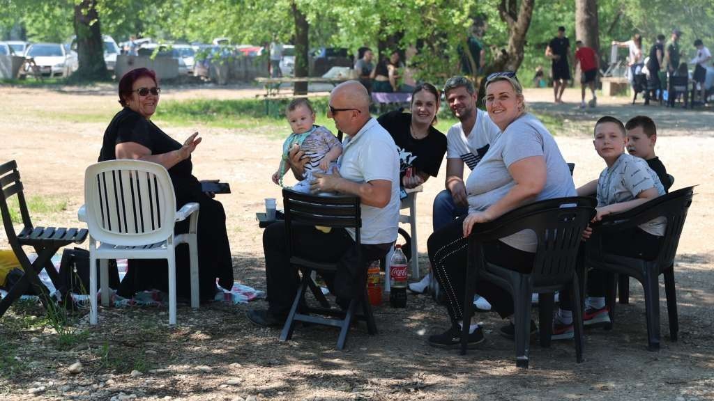 Na izletištu na Buni najbolja mjesta za roštiljanje popunjena su od ranih jutarnjih sati                                              