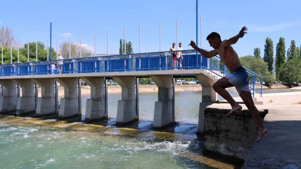 Na izletištu na Buni najbolja mjesta za roštiljanje popunjena su od ranih jutarnjih sati                                              