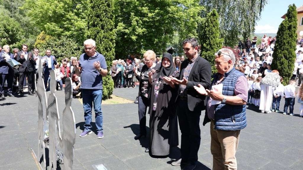 Obilježen Dan sjećanja na ubijenu djecu Goražda: Fatiha i bijeli baloni za 151 ubijeno dijete