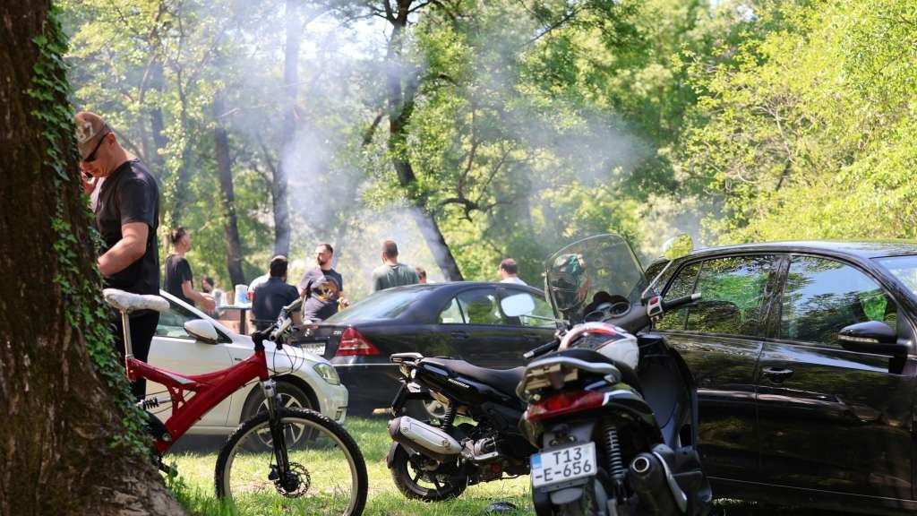 Prvomajska atmosfera u Mostaru: Građani posjetili najpoznatija izletišta, najhrabriji se i okupali