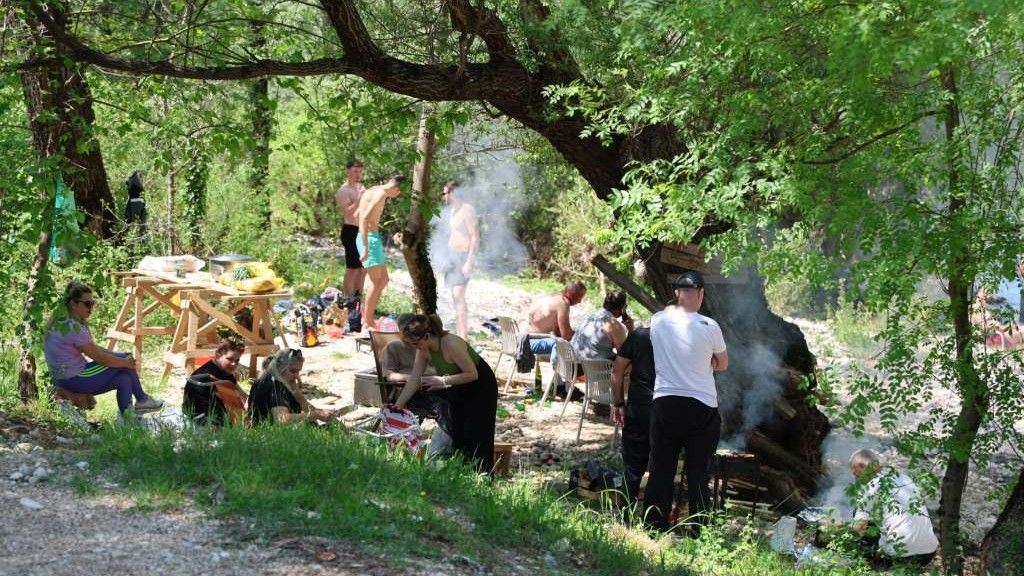 Na izletištu na Buni najbolja mjesta za roštiljanje popunjena su od ranih jutarnjih sati                                              