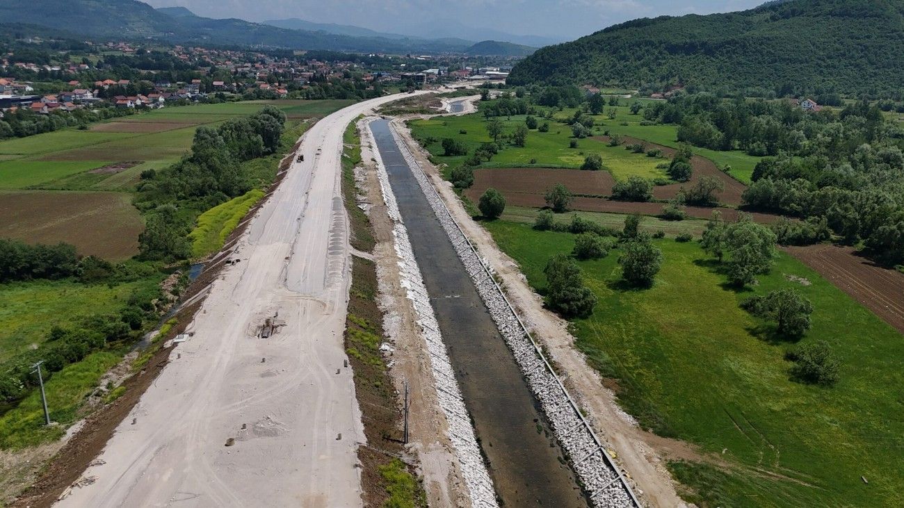 Stručnjaci već godinama upozoravaju da je upravo ovaj član zakona rupa kroz koju se provlače milioni javnog novca, mimo konkurencije i javnosti
