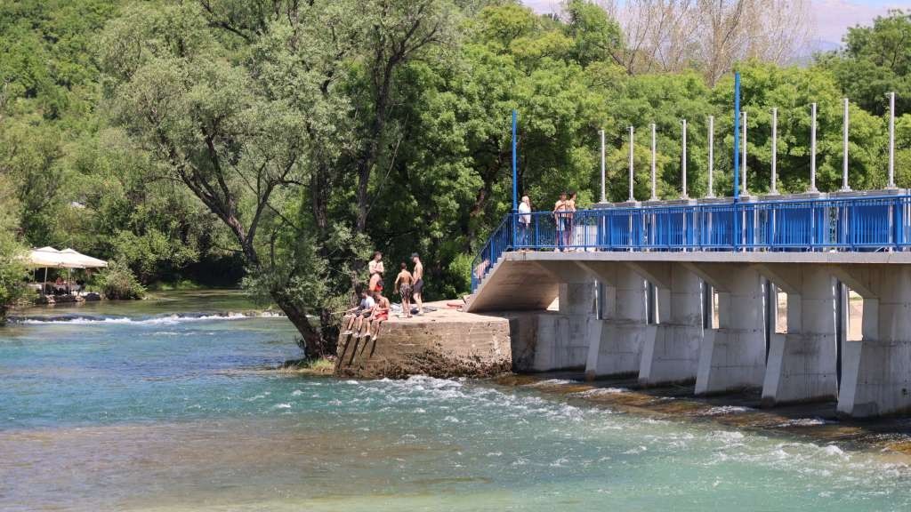 Na izletištu na Buni najbolja mjesta za roštiljanje popunjena su od ranih jutarnjih sati                                              