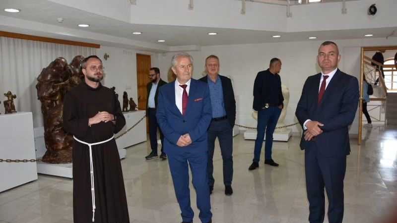 Lendo je ovom prilikom posjetio i biblioteku, te muzej u sklopu samostana, gdje je imao priliku vidjeti neke od najvrednijih eksponata