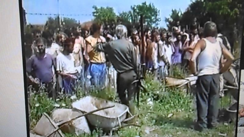 Kroz logor Trnopolje prošlo 23.000 civila: Snimci izgladnjelih logoraša iza žice kao simbol strahota